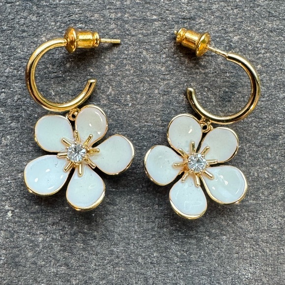 Kate Spade Spring Scene Flower Huggies - Picture 2 of 3